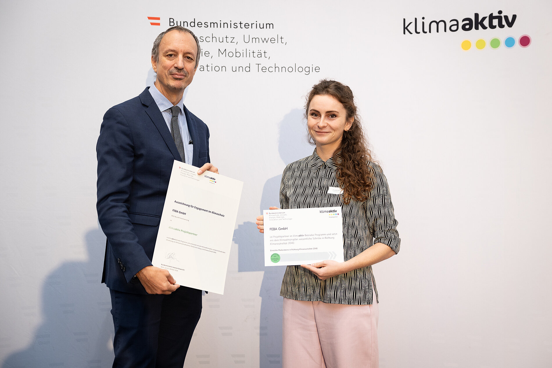 Zwei Personen mit klimaaktiv-Zertifikaten.