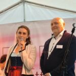 Zwei Personen bei einer Veranstaltung.