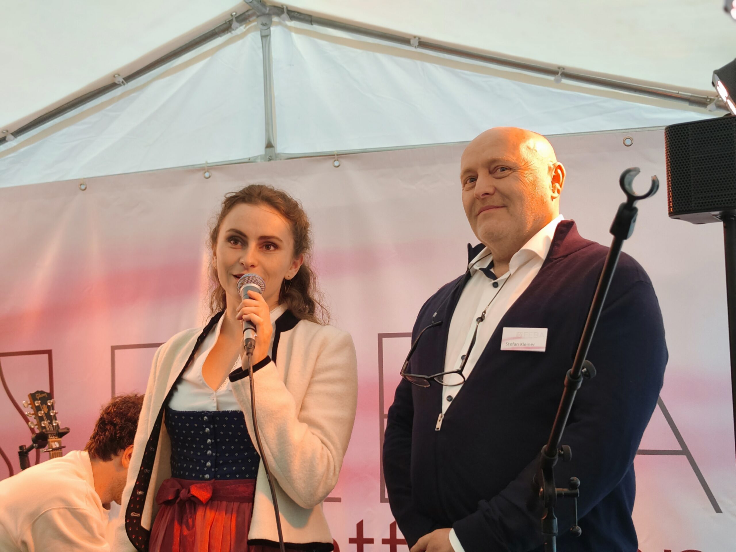 Zwei Personen bei einer Veranstaltung.